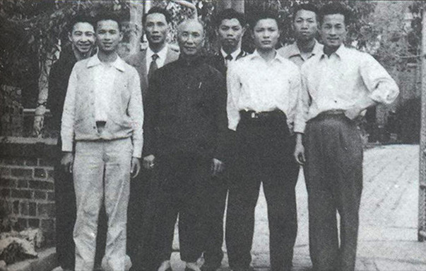 Spring 1955, an outing of Grandmaster Ip Man with his students. Grandmaster Ip Man is the second from the left of the front row; the first from the right of the back row is Master Chu Shong Tin.