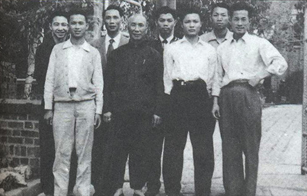 1955年春，叶问宗师与弟子们郊游。前排左二为叶问宗师，后排右一为徐尚田师傅。